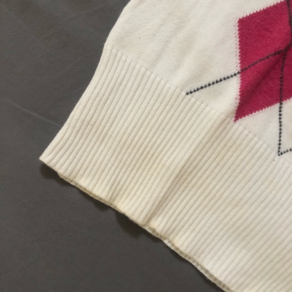 White knit vest with pink & coral geometric pattern - Picture 5 of 7